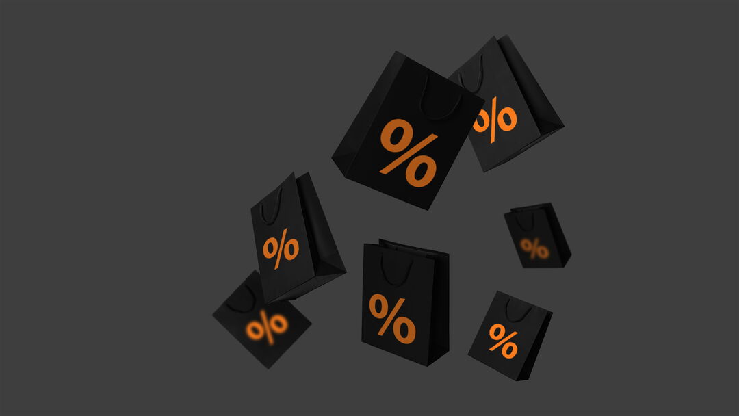 Schwarze Einkaufstueten mit orangefarbenem Prozentzeichen fallend auf dunkelgrauem Hintergrund